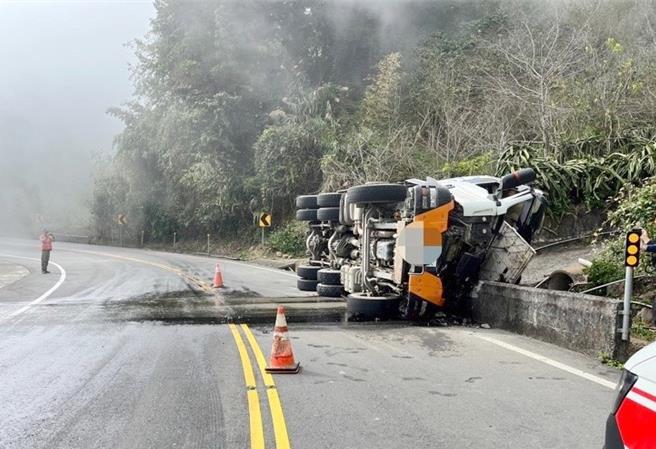 一辆水泥预拌车4日中午擦撞护栏后，失控翻覆在边坡，驾驶一度受困2个小时。（中埔分局提供／吕妍庭嘉义传真）