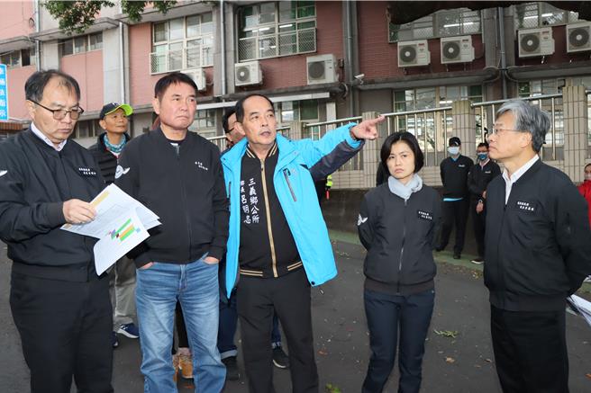 苗栗縣長鍾東錦、三義鄉長呂明忠等人到場會勘。（苗栗縣政府提供／李京昇苗栗傳真）