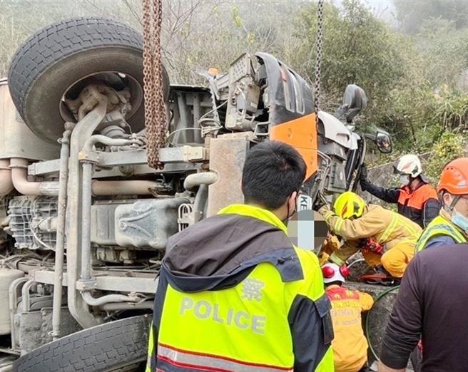 消防救护人员花了近2小时，终于让驾驶脱困。（中埔分局提供／吕妍庭嘉义传真）