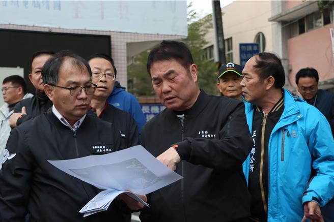 苗栗縣長鍾東錦聽取簡報。（苗栗縣政府提供／李京昇苗栗傳真）