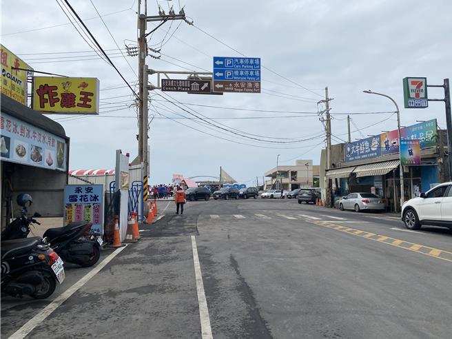 桃园市人气观光景点永安渔港，出入口路段将改成分流圆环设计。（蔡明亘摄）