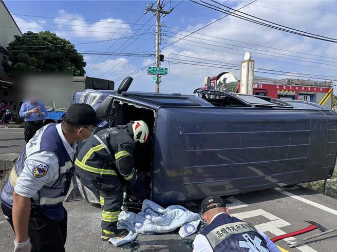 高雄市美浓区清水街与忠孝路二段路口今天中午发生一起小货车与厢型车碰撞交通事故，警方调查，2部车在交叉路口疑因未注意对方车辆，未剎车而碰撞车祸，造成厢型车翻车，车内6人受伤5人送医。（高雄市警方提供／林雅惠传真）
