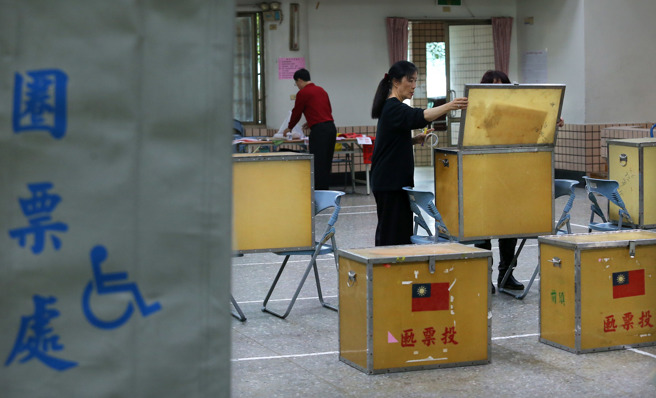 图为选务人员于投票所布置圈票处及投票匦位置。（中时资料照）
