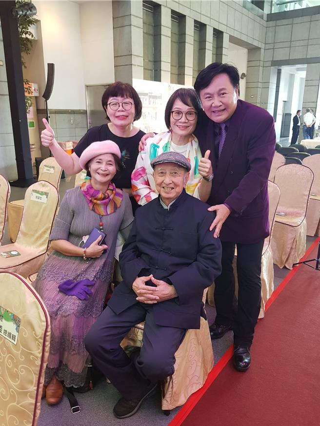 作家司馬中原（前排右1）曾於2021年出席眭澔平（後排右1）於時報文學獎的頒獎典禮現場。（眭澔平提供／李怡芸台北傳真）