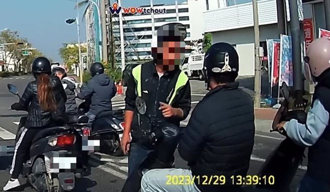 图中站立的男子就是无缘无故对停等红灯机车骑士飙骂三字经的男子。（读者提供／曹婷婷台南传真）