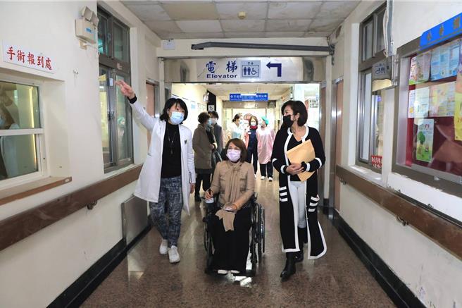 基隆上月發生老翁未及時銜接安置不幸猝死意外，為避免憾事重演，基市府與市立基隆醫院合作，院方預留4空床提供緊急特殊個案安置使用。圖為基隆市副市長邱佩琳（右）、社會處長楊玉欣（中）至市立醫院會勘之情形。（基隆市政府提供／徐佑昇基隆傳真）