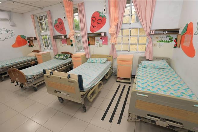 基隆上月發生老翁未及時銜接安置不幸猝死意外，為避免憾事重演，基市府與市立基隆醫院合作，院方預留4空床提供緊急特殊個案安置使用。圖為預留安置用空床。（基隆市政府提供／徐佑昇基隆傳真）