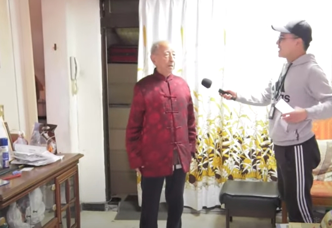 司马中原(图左)快走健步如飞「比年轻人还快」，一旁记者惊呆。(资料照)