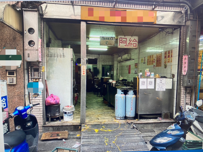 淡水知名的吴家阿给，因为儿子欠赌债，遭债主泼漆。（翻摄画面）