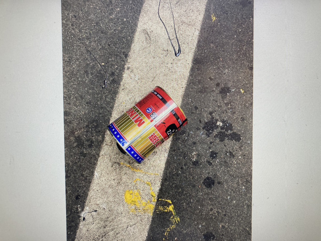 嫌犯遗留在现场的黄色水泥漆桶。（翻摄画面）