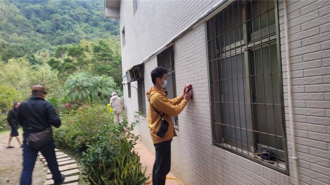 民進黨總統候選人賴清德萬里老家違建話題不斷，針對房屋稅爭議，日前已有人代理申報房屋稅，新北市財政局今派人前往賴老家丈量房屋，了解建築結構，但到場後賴家仍無人在場，稅捐稽徵處人員沒辦法進屋丈量，無法得知將課多少房屋稅？只能在外面初步丈量。（示意圖／王揚傑攝）