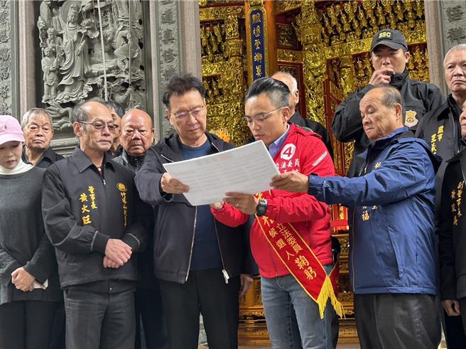 2024年1月4日新北市／赵少康与洪孟楷亲自签下先前与侯康配的十项共同政见，希望在佛祖的见证下，让侯康配及洪孟楷能顺利当选，也承诺当选后会用最快的时间让政见落实。（刘玮晴摄）