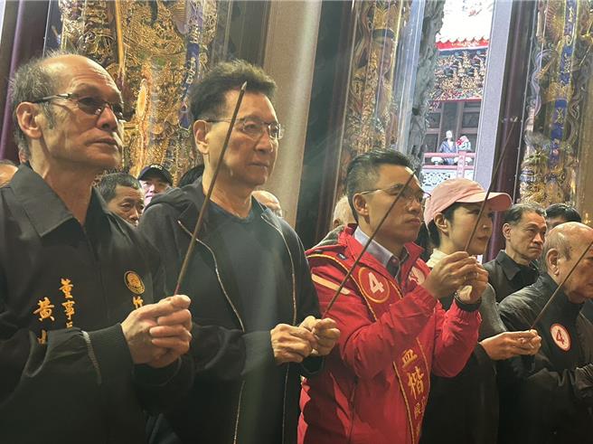 2024年1月4日新北市／新北市立委候选人洪孟楷今（4）日在林口竹山寺由国民党副总统候选人赵少康陪同上香祈福。（刘玮晴摄）