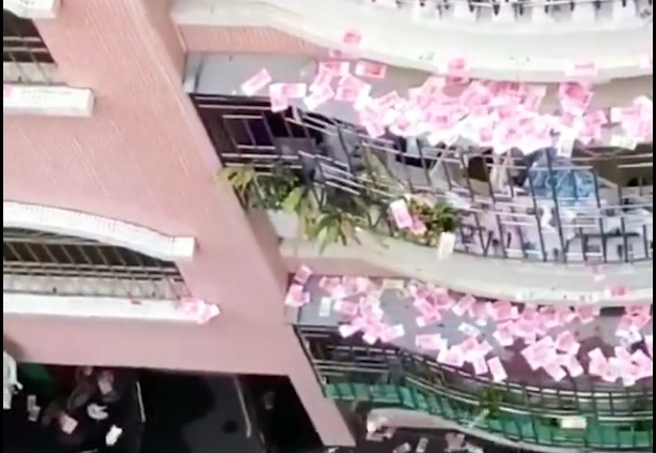 广东一名男子因为家庭问题情绪不稳，在住家阳台撒出大量人民币。（翻摄广东新闻网）