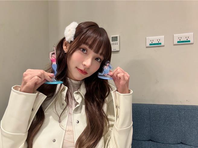 林襄手握個人周邊商品拍照。（HTC VIVE ORIGINALS提供）