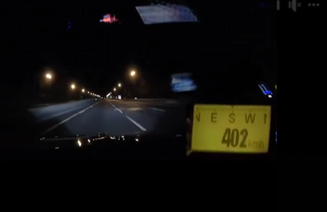 有驾驶在深夜国道上狂飙时速402 ，还发文炫耀「连假半夜没红斑马」。(翻摄自爆料公社)