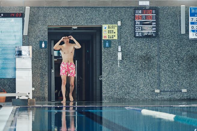 傅孟柏在《美食无间》穿的香蕉泳裤，被忠实女粉丝买走送给老公当礼物。（发起日影视提供）