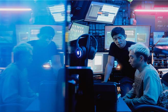 王柏杰（左）在王可元饰演的骇客帮助下，寻找整起悬案的幕后主使。（发起日影视提供）