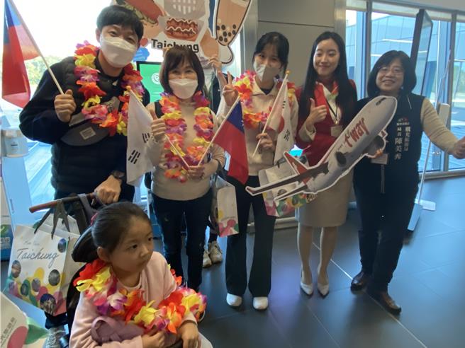 「德威航空」于4日重启仁川飞航台中，韩籍旅客相当开心。（张妍溱摄）