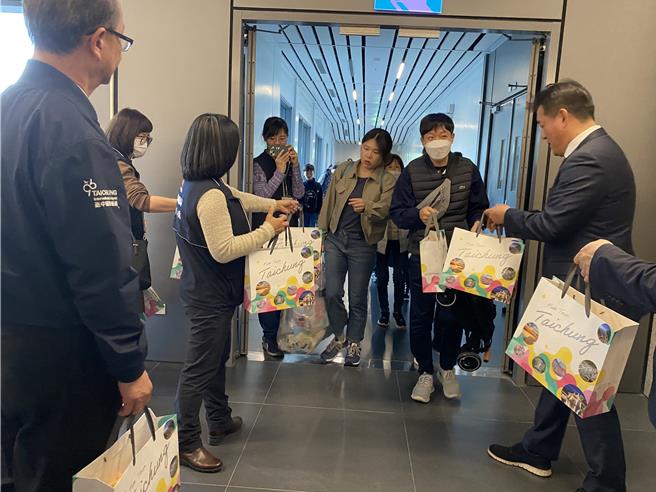 「德威航空」于4日重启仁川飞航台中的定期化航线，满载189名旅客的首班机飞抵台中国际机场，市府观光旅游局特地到场办理迎宾活动，致赠台中在地伴手礼及迎宾礼包。（张妍溱摄）