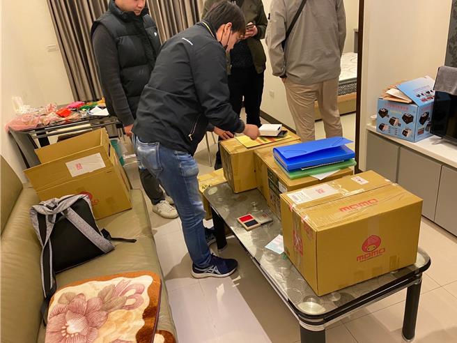 警方清点赃款。（新北市刑大提供）