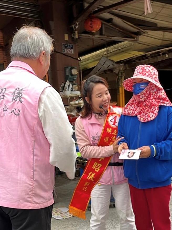 台湾革命党云林海线立委候选人李昭仪（中），4日以单亲妈妈身分强调妇女育儿、就业、创业很辛苦，单亲妈妈处境更是艰辛，希望未来能到立法院为妇女们争取更多权益。（李昭仪提供／张朝欣云林传真）