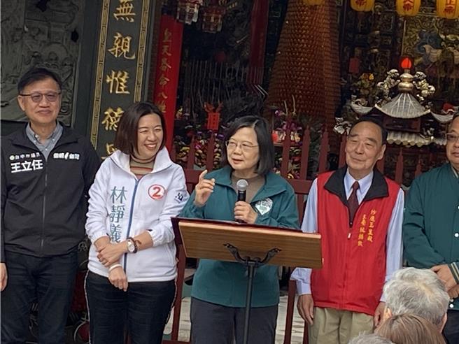 蔡英文總統（中）4日下午到台中市沙鹿區玉皇殿參拜，她說有拜有保佑。（張妍溱攝）