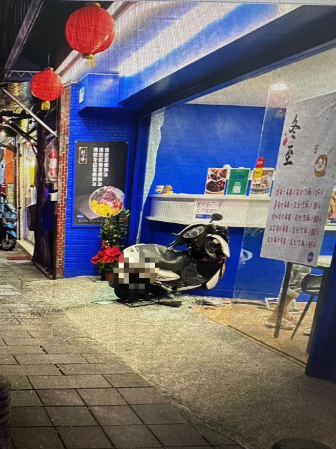 女骑士因为油门卡住，发动车辆导致车辆暴衝撞进饮料店。（翻摄画面）
