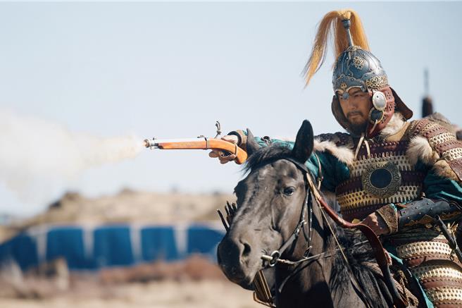 明道在《夜不收》饰演明朝瓦喇部落将军苏赫巴鲁。（恒星娱乐提供）