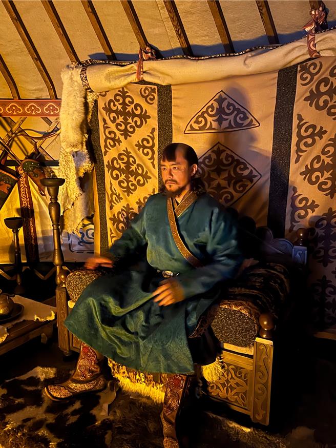 明道为了在《夜不收》饰演明朝瓦喇部落将军苏赫巴鲁，必须进行两小时特化。（恒星娱乐提供）