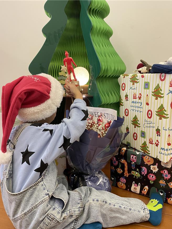 明道精心为儿子准备的耶诞礼物。（恒星娱乐提供）