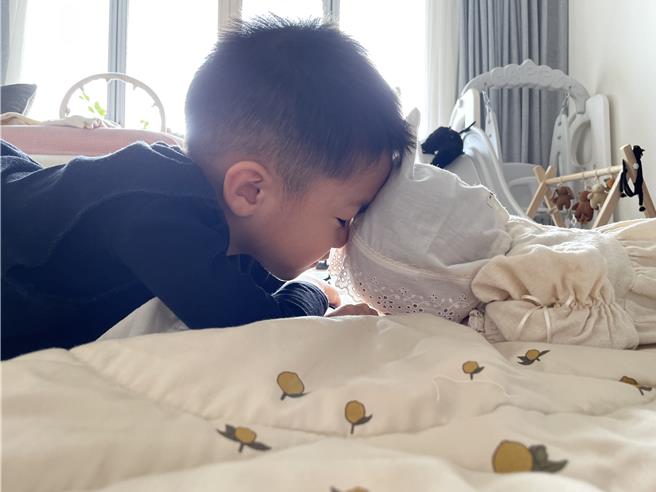 明道一对可爱儿女的可爱互动。（恒星娱乐提供）