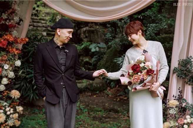 作家H（左）现身澄清跟老婆陈佩甄的关系。（翻摄自作家H脸书）