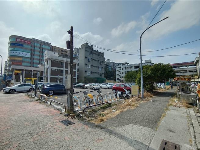 嘉義市新建西區區政大樓基地在友愛路上，目前是停車場，緊鄰保寶大樓。（廖素慧攝）