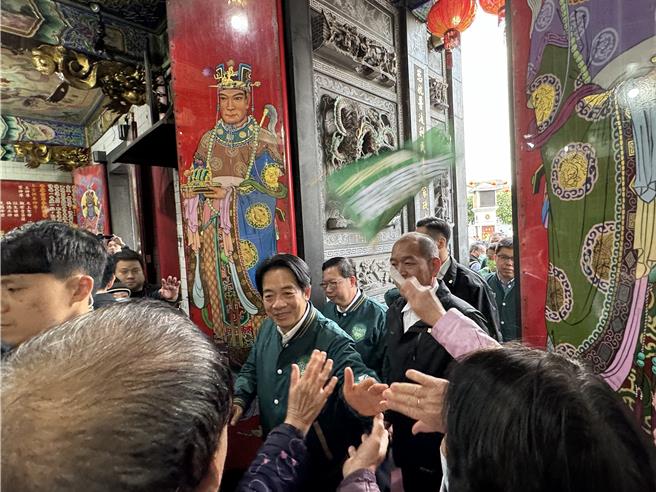 民進黨總統候選人賴清德4日到慈護宮參香祈福，受到支持者夾道歡迎，「總統好、台灣加油」聲不絕於耳。(蔡依珍攝)