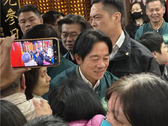 民進黨總統候選人賴清德4日到慈護宮參香祈福，受到支持者夾道歡迎，「總統好、台灣加油」聲不絕於耳。(蔡依珍攝)