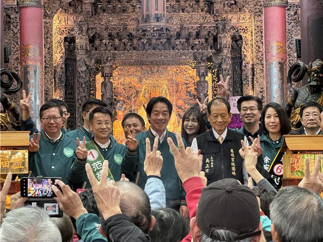 民眾高舉2號，支持者強調總統副總統要投2號。(蔡依珍攝)