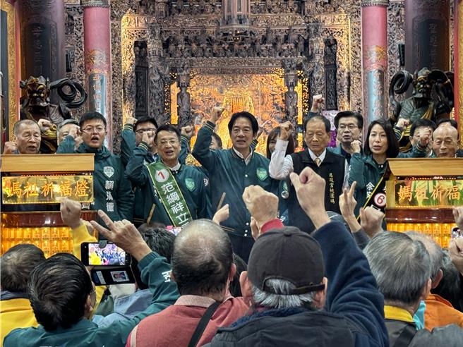 民進黨總統候選人賴清德4日到慈護宮參香祈福，受到支持者夾道歡迎，「總統好、台灣加油」聲不絕於耳。(蔡依珍攝)