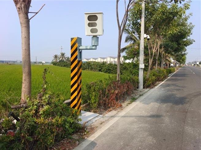 云林县新建5处易肇事路口科技执法设备，2月1日起取缔闯红灯、超速。（云林县警局提供）