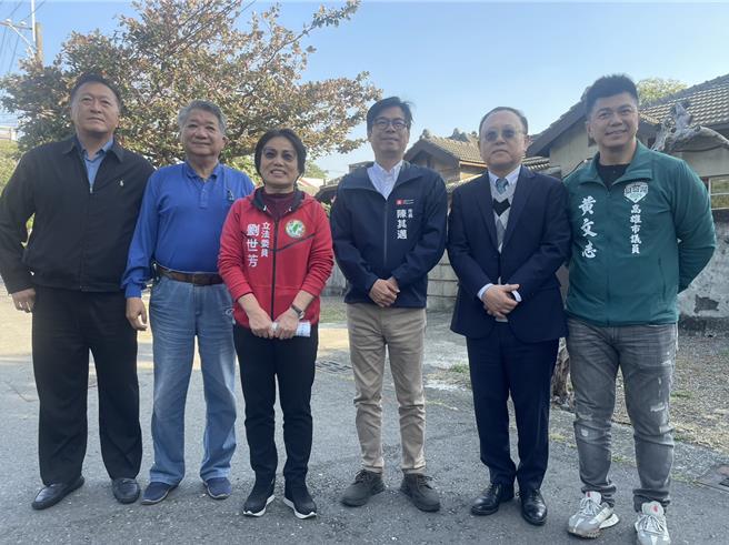 民进党立委刘世芳4日邀请文化部长史哲、高雄市长陈其迈、民进党高雄三选区立委候选人李柏毅前往左营建业新村参加明德、建业新村文化资产保存维护规画会勘。（洪浩轩摄）
