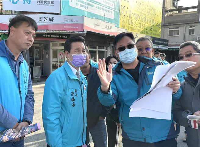 金门县金湖年货大街明登场，县长陈福海(左二)今天下午特别率团队相关人员前往视察整备情形。（于家麒摄）