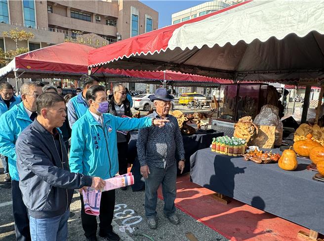 金门县金湖年货大街明登场，县长陈福海(左二)今天下午特别率团队相关人员前往视察整备情形。（于家麒摄）