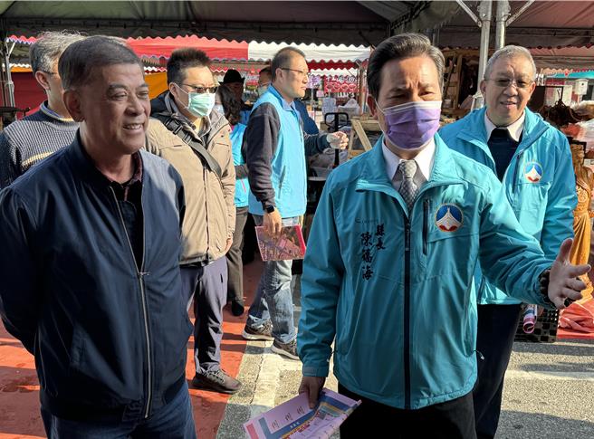 金门县金湖年货大街明登场，县长陈福海(右前)今天下午特别率团队相关人员前往视察整备情形。（于家麒摄）