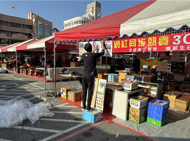 金门县金湖年货大街明登场，各摊商紧锣密鼓陈列商品与布置，要让乡亲逛得开心。（于家麒摄）