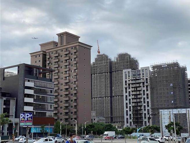 桃园今年起8至11层集合住宅，每3年也要办理1次公共安全检查及申报作业，违者将开罚6至30万元。（蔡依珍摄）