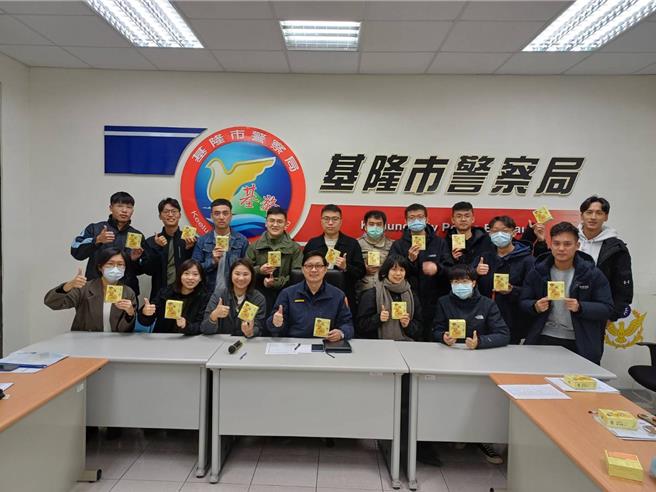 基隆市警察局4日迎來剛分發到基隆市實習的16名通過特考的年輕人，基隆市警局主任祕書蘇保安（前左4）代表歡迎。（基隆市政府警察局提供／張志康基隆傳真）