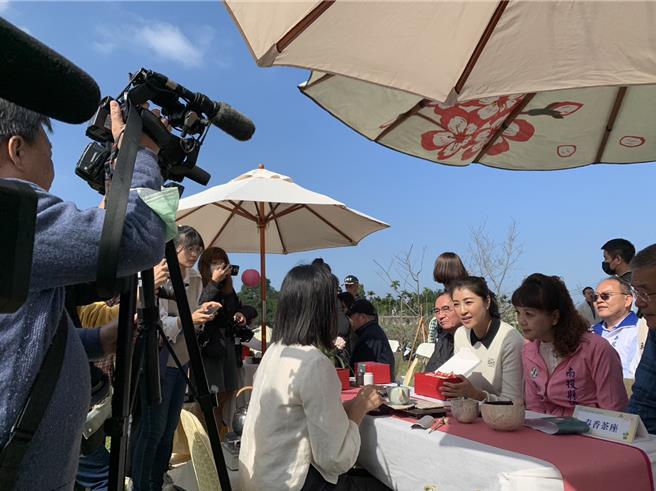 县长许淑华(右二)在刚完工的大型樱花机械伞下茶席中品尝鹿谷好茶。(曾雪蒨摄)