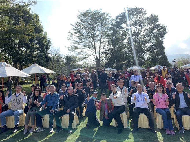 南投县长许淑华(前排右四)在鹿谷乡小半天石马公园新建工程竣工典礼上大合照。(曾雪蒨摄)