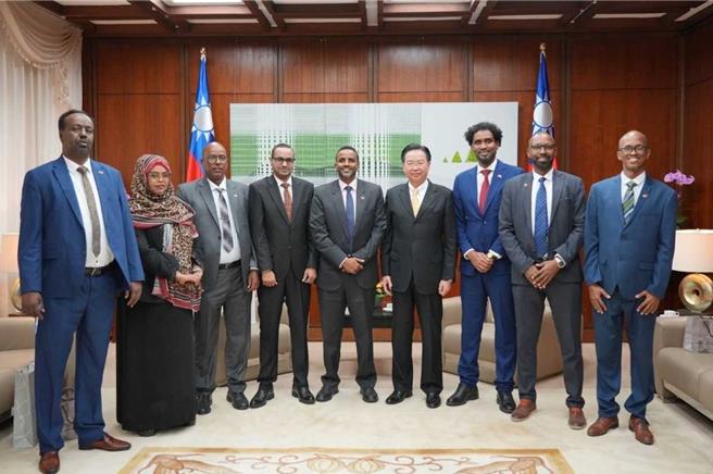 外交部长吴钊燮接见索马利兰访团。（外交部提供）