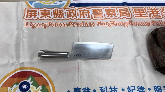 屏东45岁郑姓男子疑因借贷欠款没钱还，4日一早蒙面持菜刀闯入三地门乡邮局意图抢劫。（警方提供／谢佳潾屏东传真）